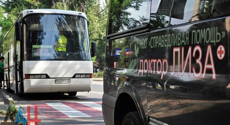Автобусы с детьми и сопровождающими их взрослыми выехали из Донецка и Луганска 