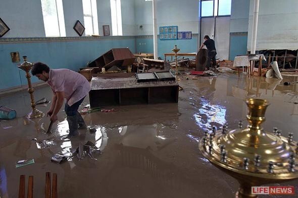  Священник спас 50 человек от потопа на Кубани