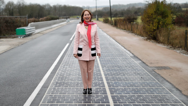 В церемонии открытия «солнечной дороги» приняла участие министр экологии и энергетики Франции Сеголен Руаяль, она же дала старт этому строительству в октябре нынешнего года.