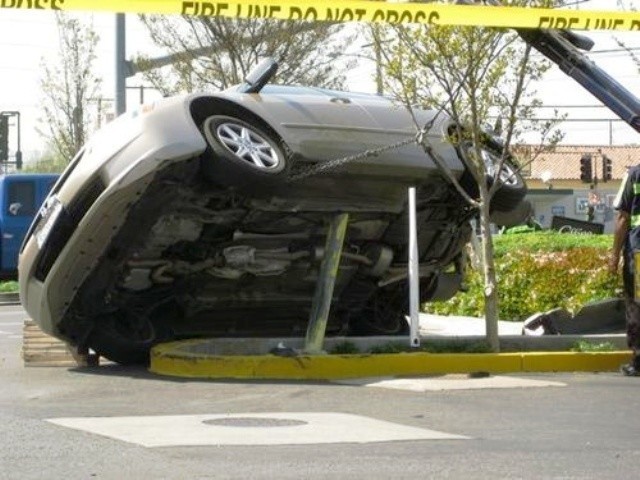 4. Водитель автомобиля Honda Accord из Калифорнии перепутал педали. Виртуозно повис на рекламных конструкциях