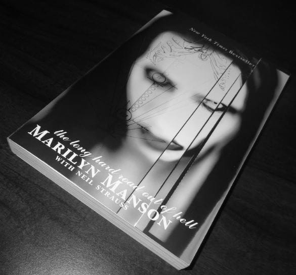 15. В 1997 году Мэрилин выпустил автобиографию под названием "Долгий путь из ада", написанную в соавторстве известным рок-журналистом Нилом Строссом. 