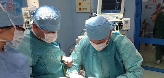 Доктор Адам Мачеевский, руководивший в тот день целой бригадой докторов и медсестер, провел 23-часовую операцию по пересадке 80% тканей лица Иоанны.