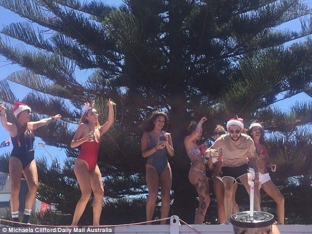 Спонтанная рождественская вечеринка на пляже Куджи в Сиднее: вот так должно выглядеть Рождество!
