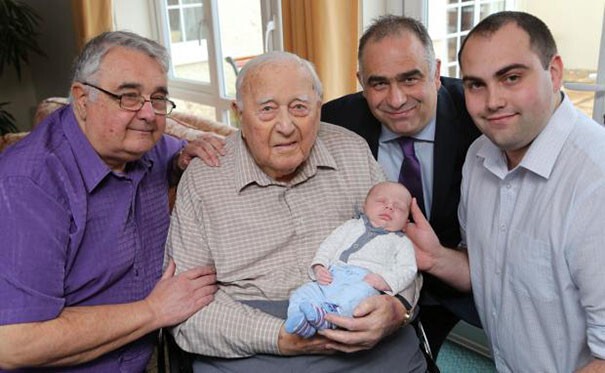 5 поколений: старшие приветствуют Итана в этом мире!