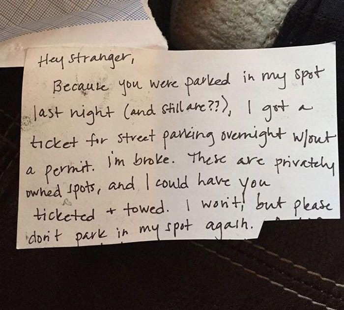Вот записка, которую женщина оставила под дворниками машины незнакомца: