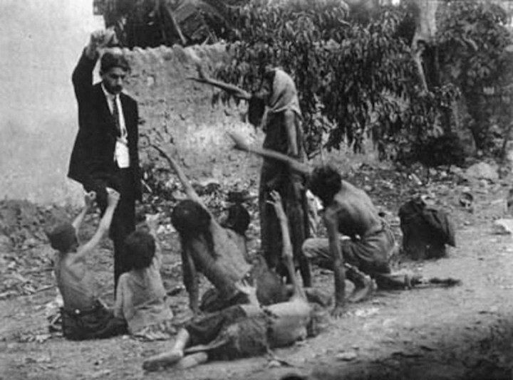 Турецкий чиновник дразнит голодных армянских детей куском хлеба. Османская империя, 1915 год.