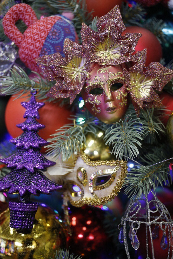 Елочные украшения, представленные на Международной торговой ярмарке новогодней и праздничной индустрии Christmas Time в Москве, Россия 