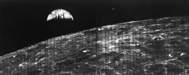 Первое фото Земли с Луны