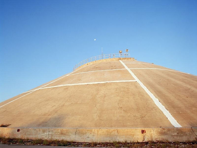 Блокпост комплекса 37 (Аполлон-Сатурн), Мыс Канаверал, Флорида, 1992 год. “Многие из этих заброшенных космических ракет и испытательных объектов в скором времени могут стать археологическими памятниками. Эти напомнили мне пирамиды или зиккураты”.
