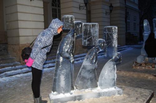 Стоит статуя, рука поднята..Учитесь фотографироваться с людьми