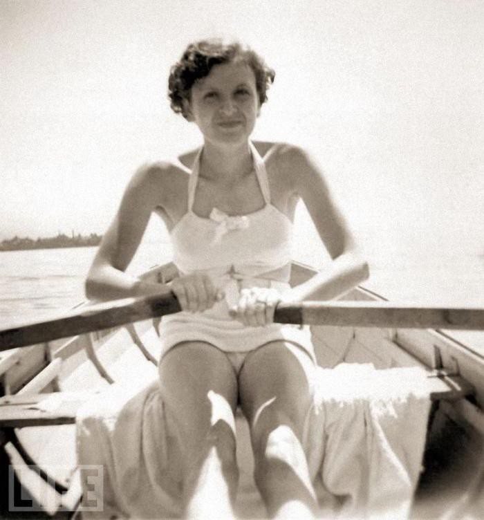  1. Ева Браун катается на лодке по озеру Уорси. 