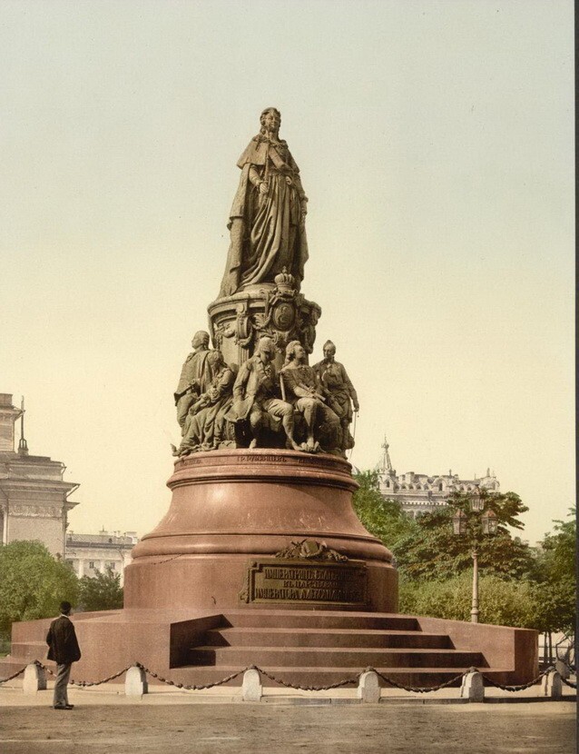 Памятник Екатерине II на площади Островского перед Александринским театром