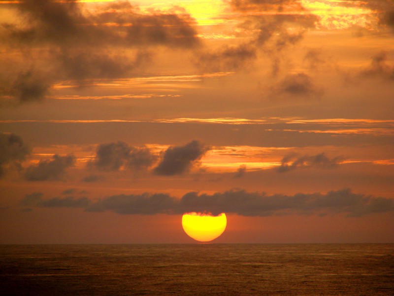 1. Закат посреди Атлантического океана.