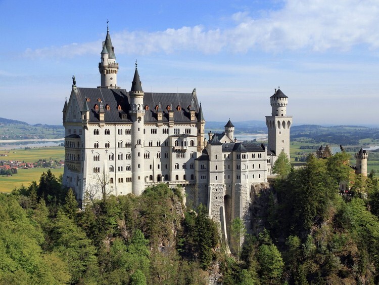 Посетите сказочный замок Нойшванштайн, построенный в 1892 году королем-затворником Людвигом II Баварским. Говорят, именно он вдохновил создателей замка Спящей красавицы в «Диснейленде».