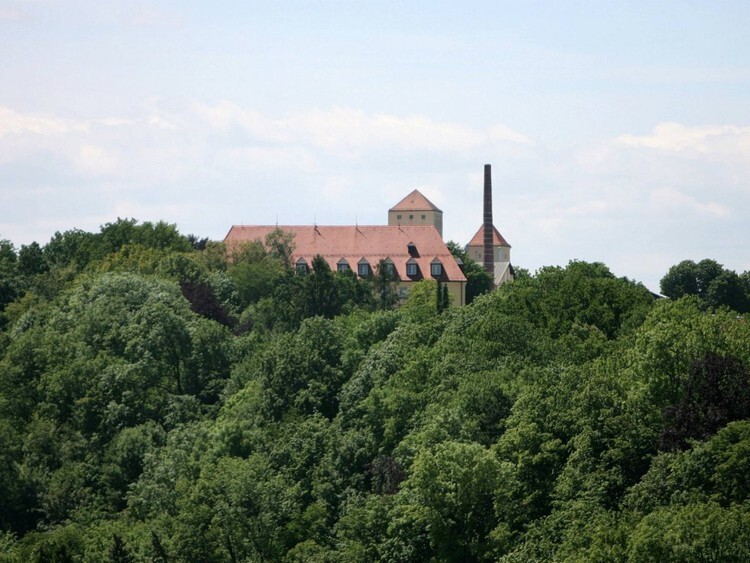 Посидите в пивной Weihenstephan под открытым небом. Древний монастырь, где она расположена, построен на вершине холма рядом с Мюнхеном. Здесь находится старейшая в мире пивоварня, основанная в 1040 году.