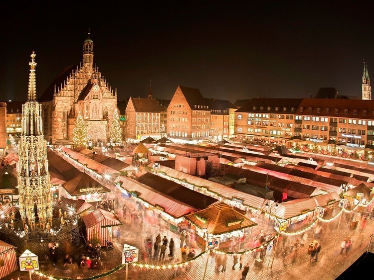 На рождественском рынке в Нюрнберге — одном из самых известных в мире и старейших и крупнейших в Германии — стоит согреться кружкой глинтвейна и выбрать себе по вкусу сувениры ручной работы.
