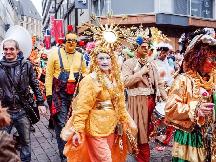 Нарядитесь и примите участие в Фашинге — местной версии Марди Гра. Самый известный карнавал проходит в Кёльне. Только не надевайте галстук — в середине дня одна из женщин, следуя традиции, может вам его отрезать.