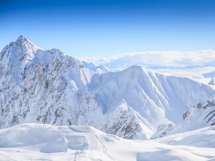 Прогуляйтесь пешком, прокатитесь на лыжах или велосипеде в Баварских Альпах. На границе между Германией и Австрией находится крупнейшая вершина — гора Цугшпитце (2962 метра), где лыжный сезон не закрывают до мая.