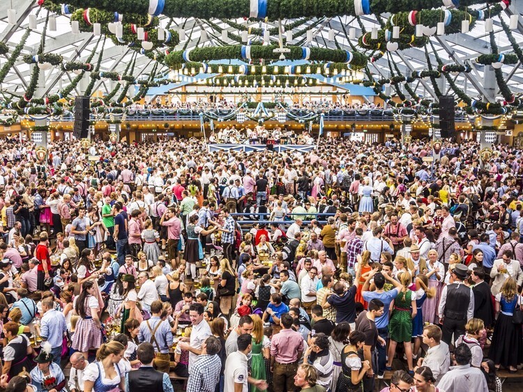 Не пропустите возможность посетить гигантские шатры «Октоберфеста» — самого известного пивного фестиваля в мире.