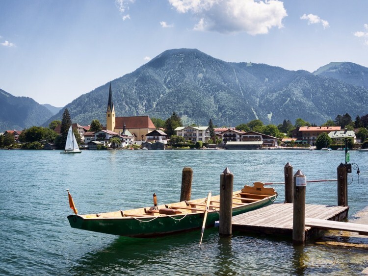 На прекрасном озере Тегернзее обязательно нужно арендовать гребную лодку и насладиться альпийским пейзажем с воды.