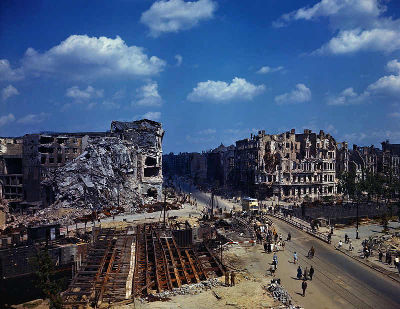 В ходе ковровых бомбардировок и ожесточенного штурма город был почти полностью разрушен: