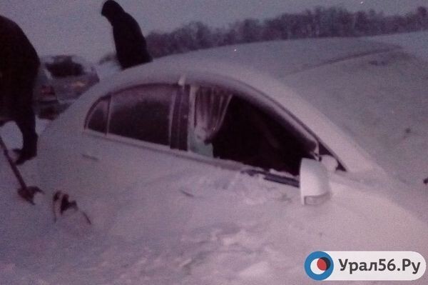Автомобиль, который попал в снежный плен в районе поворота на Медногорск