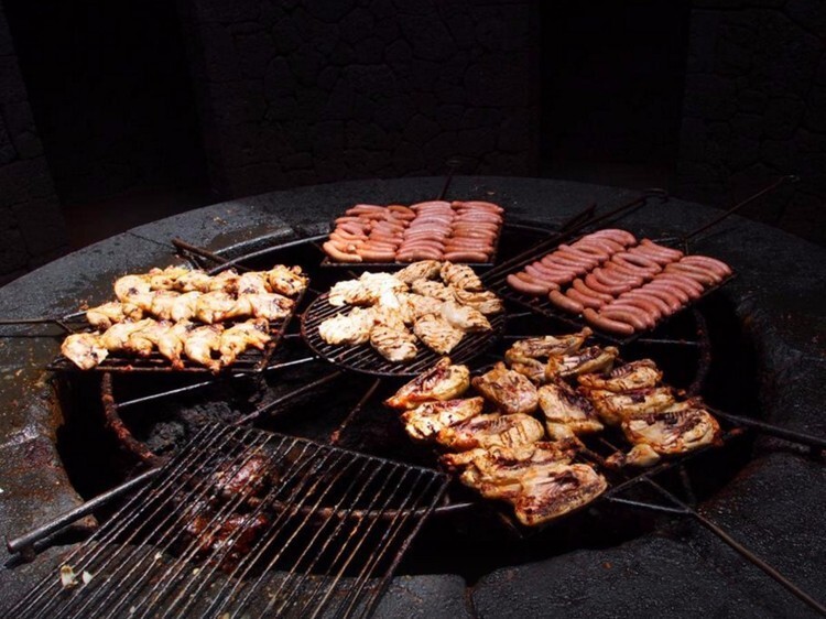 Попробуйте единственное в своем роде барбекю блюдо в ресторане El Diablo в Лансароте, Испания, где для приготовления пищи используется тепло от действующего вулкана.