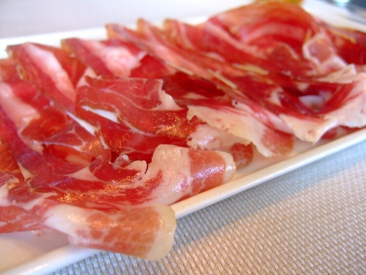 Побалуйте себя тарелкой хамона иберико в Испании. Его можно есть отдельно или на кусочке тоста.