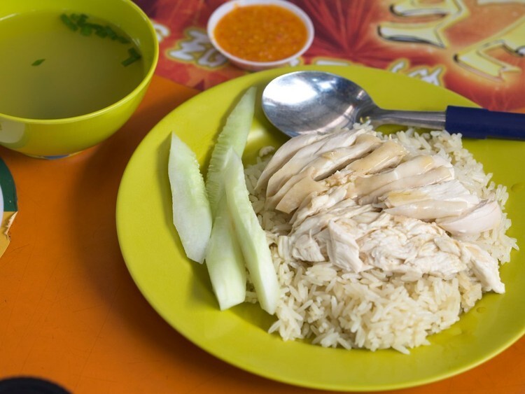 В Сингапуре закажите тарелку риса с курицей по-хайнаньски, который готовится на курином бульоне и подается с нежным цыпленком. Энтони Бурден, как и местные жители, особо любит прилавок Tian Tian Chicken Rice в ресторане Maxwell Food Court.