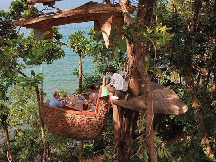 На курорте Soneva Kiri Resort на острове Ко Куд, Таиланд, можно попробовать изысканную домашнюю кухню, которую в вашу подвесную корзину на дереве доставят официанты-акробаты на «тарзанках».