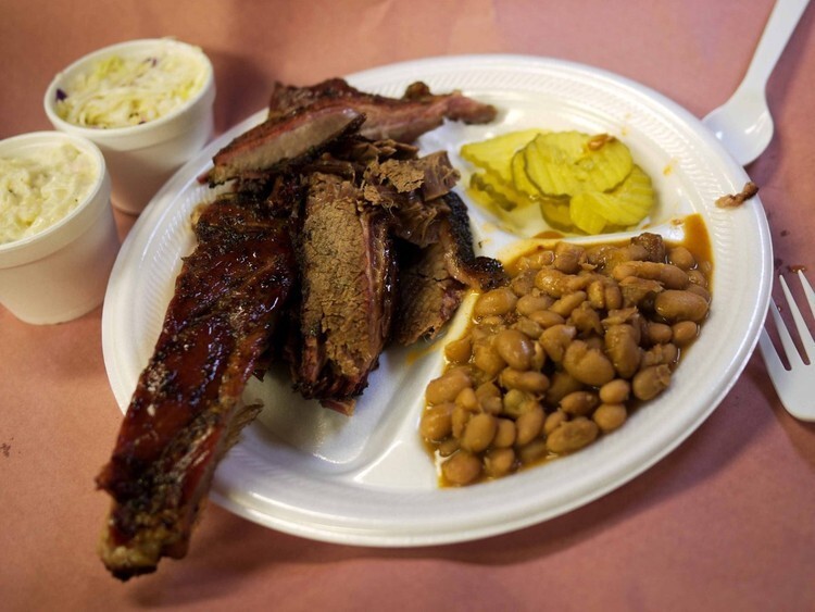 Угоститесь сочной грудинкой, свиной шеей, стейком и ребрышками в Snow's BBQ в Техасе — любимом ресторане барбекю шеф-повара Бобби Флая.
