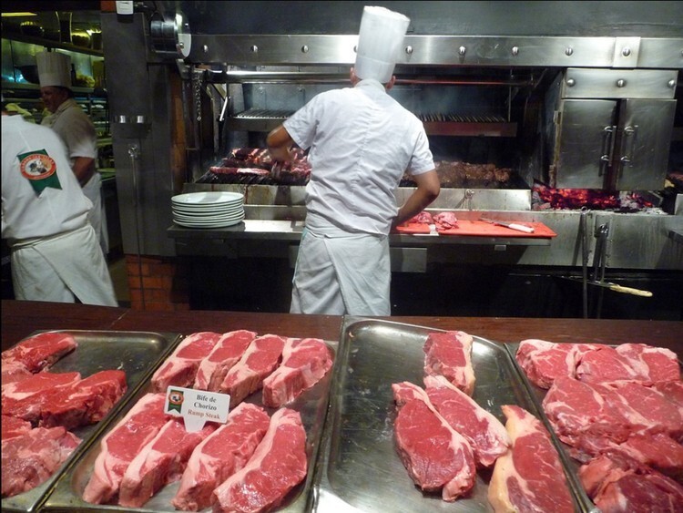 Выберите лучший стейк и наблюдайте, как мастера готовят его в Cabaña Las Lilas, знаменитом ресторане в Буэнос-Айресе, Аргентина.