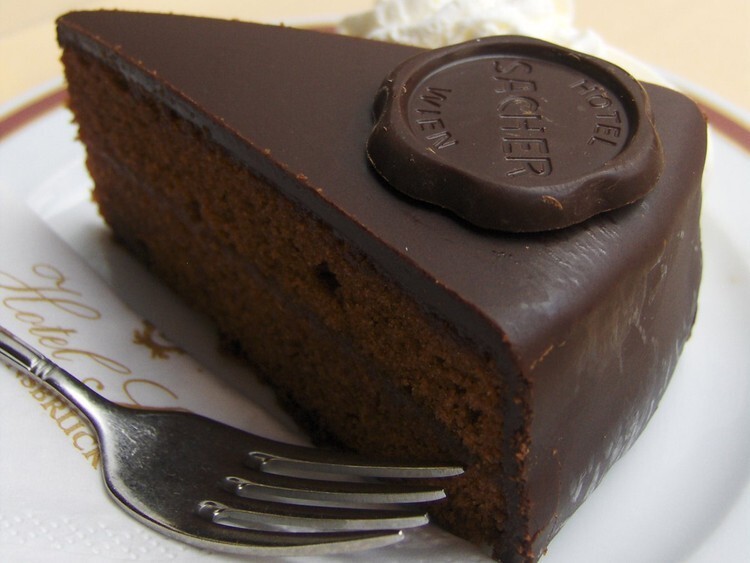 Побалуйте себя тортом «Захер» — плотным шоколадным тортом с насыщенным вкусом — в Вене, Австрия. Город славится своими элегантными и историческими кондитерскими, такими как Cafe Landtmann.