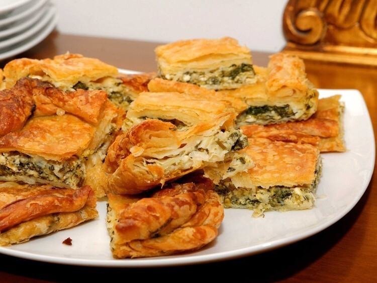 Отломите слоистый кусок свежей спанакопиты — пирога с сыром фета и шпинатом, который подают по всей Греции.