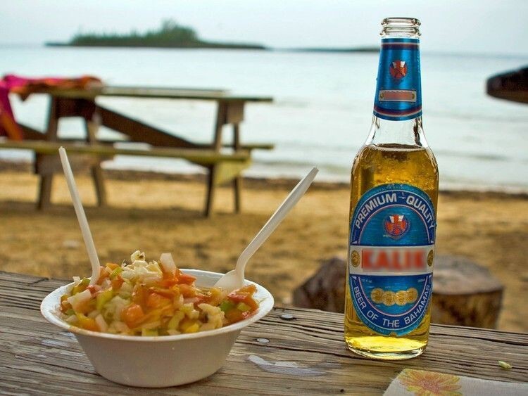 А на Багамах можно отдохнуть за миской с салатом из свежих моллюсков и холодным пивом, слушая волны и зарывая ноги в песок.