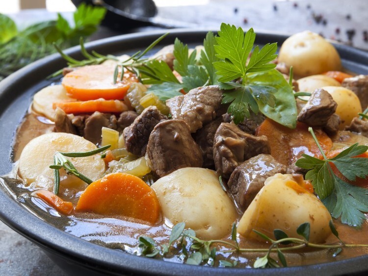 Холодным вечером согрейтесь над миской ирландского рагу — восхитительного сочетания баранины, портера, картофеля, моркови и трав.