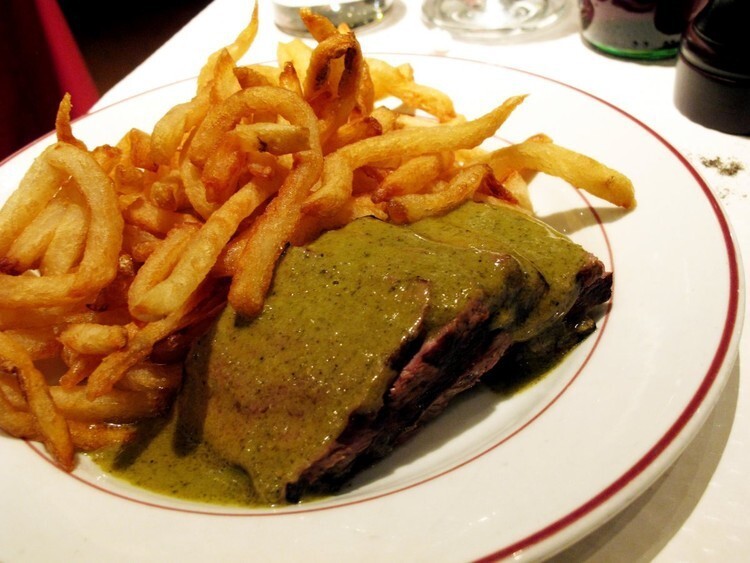 В меню парижского Le Relais de L'Entrecôte вы найдете нежный стейк, политый восхитительным соусом, который подается с золотым картофелем фри.