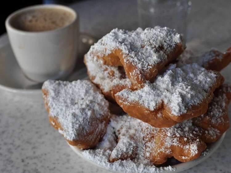 Угоститесь свежими горячими бенье — французскими пышками, жаренными во фритюре и посыпанными сахарной пудрой. Самое популярное место, где их можно попробовать — Cafe du Monde в Новом Орлеане.