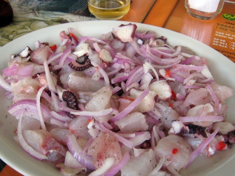 Попробуйте лучший в Перу севиче — сырую рыбу, приправленную перцем и соком лайма, — в Sakuay (также известном как Chez Wong) в Лиме.