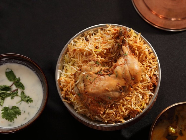 Исследуйте разнообразие вкусов бирьяни — индийского блюда из риса, овощей, мяса и точно рассчитанного количества специй. Бирьяни из Paradise Food Court в Хайдарабаде считается одним из лучших в Индии.
