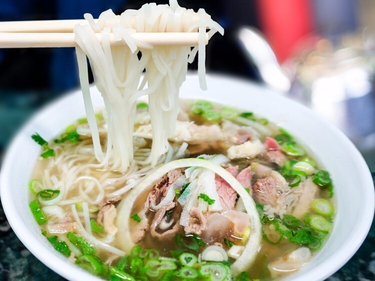 Во Вьетнаме непременно попробуйте горячий фо — ароматный суп из говядины с лапшой.