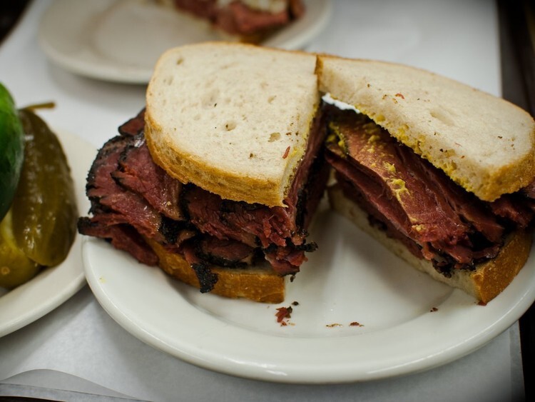 Попробуйте легендарную пастрому в нью-йоркской закусочной Katz's Delicatessen — уложенные штабелями ломти сочного мяса подаются на ржаном хлебе с горчицей и разнообразными соленьями.