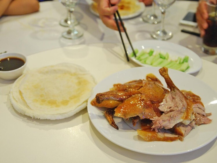 Нежная, только что разделанная пекинская утка — обязательный пункт программы в столице Китая. Блюдо станет еще вкуснее, если завернуть утку в блинчик с зеленым луком и соусом хойсин.