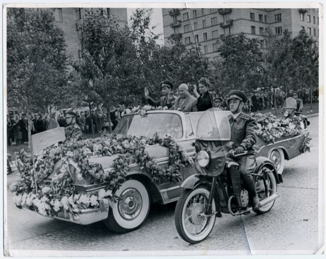 Встреча космонавтов Быковского и Терешковой после полёта.Москва,22 июня 1963 года.