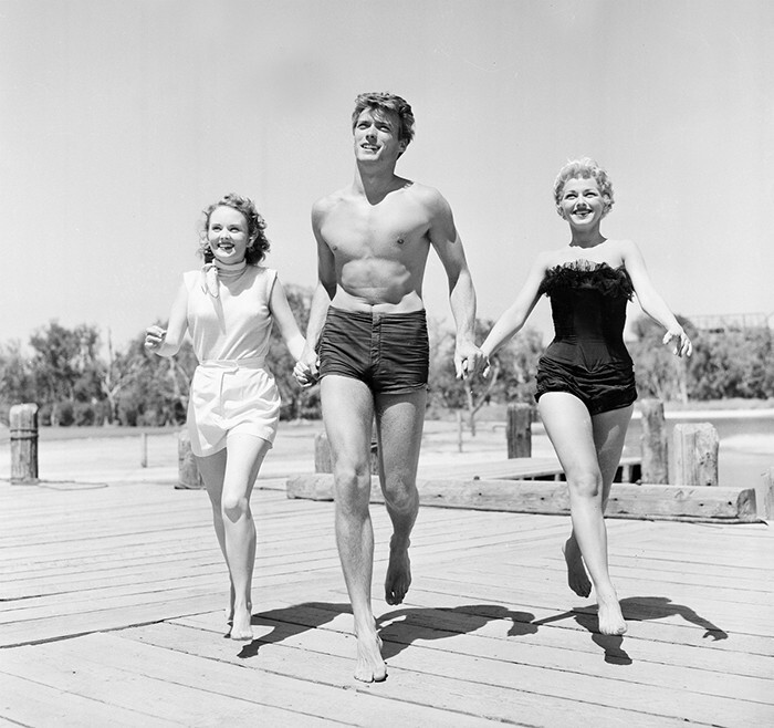 Молодой Клинт Иствуд в сопровождении двух голливудских актрис, 1954