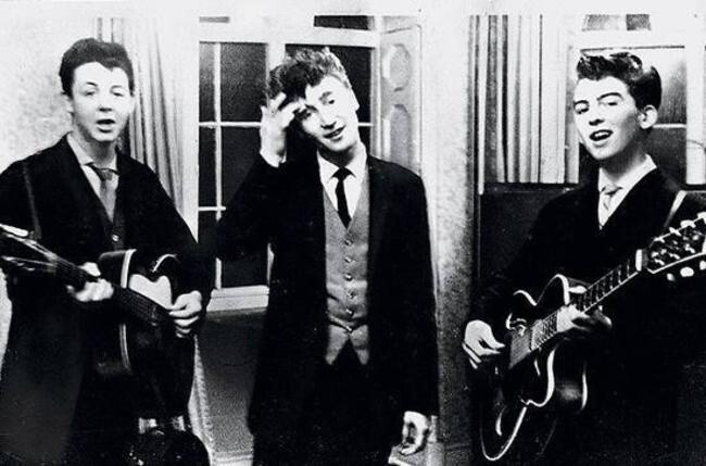 Пол Маккартни, Джон Леннон и Джордж Харрисон играют на свадьбе, 1958