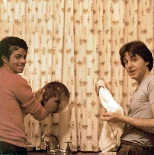 Майкл Джексон и Пол Маккартни моют посуду