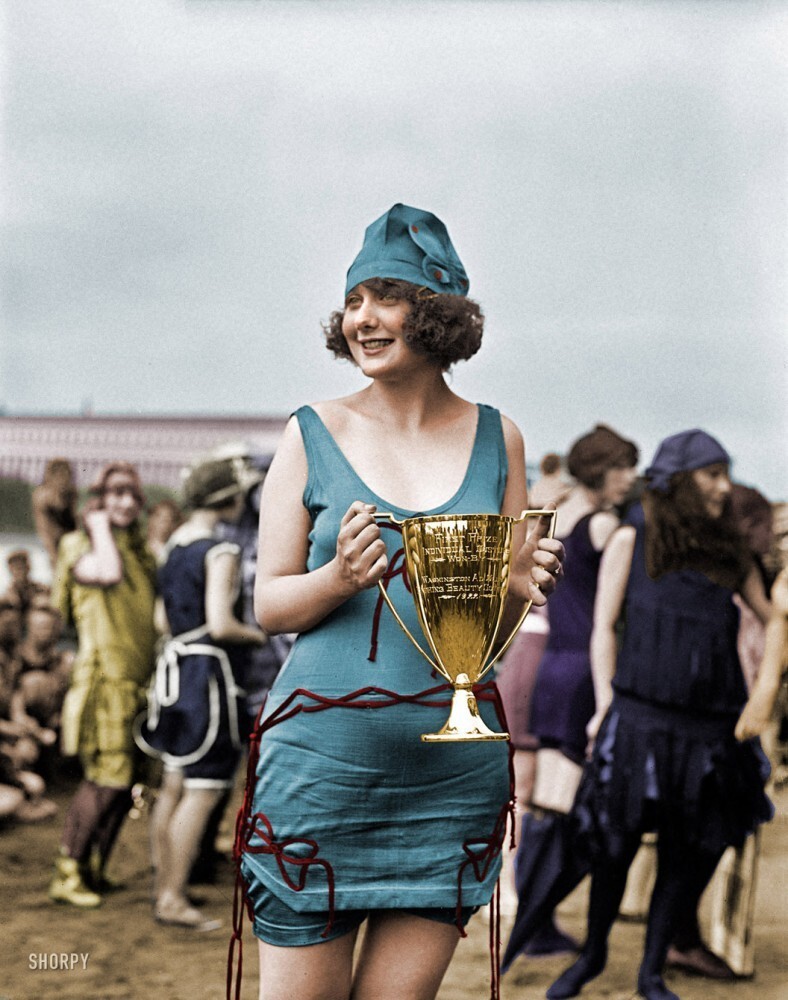  Мисс Анна Нибель, занявшая первое место на конкурсе купальников. Вашингтон, округ Колумбия. 17 июня 1922 года.