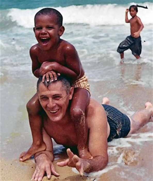 Маленький Барак Обама с дедушкой.