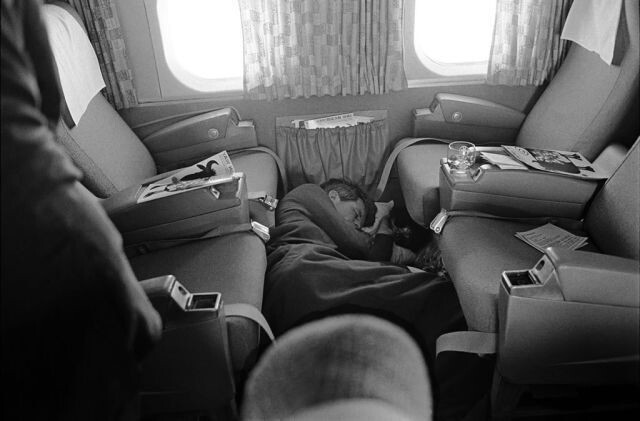 Роберт Кеннеди спит на полу самолета во время его президентской кампании, 1968 год.